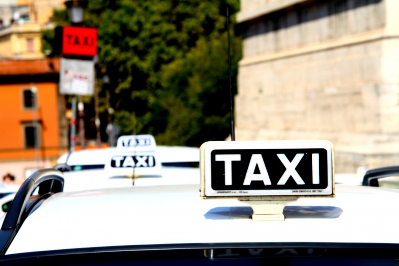 taxis-ST ZACHARIE-min_taxi_auto_rome_road_white-1051610